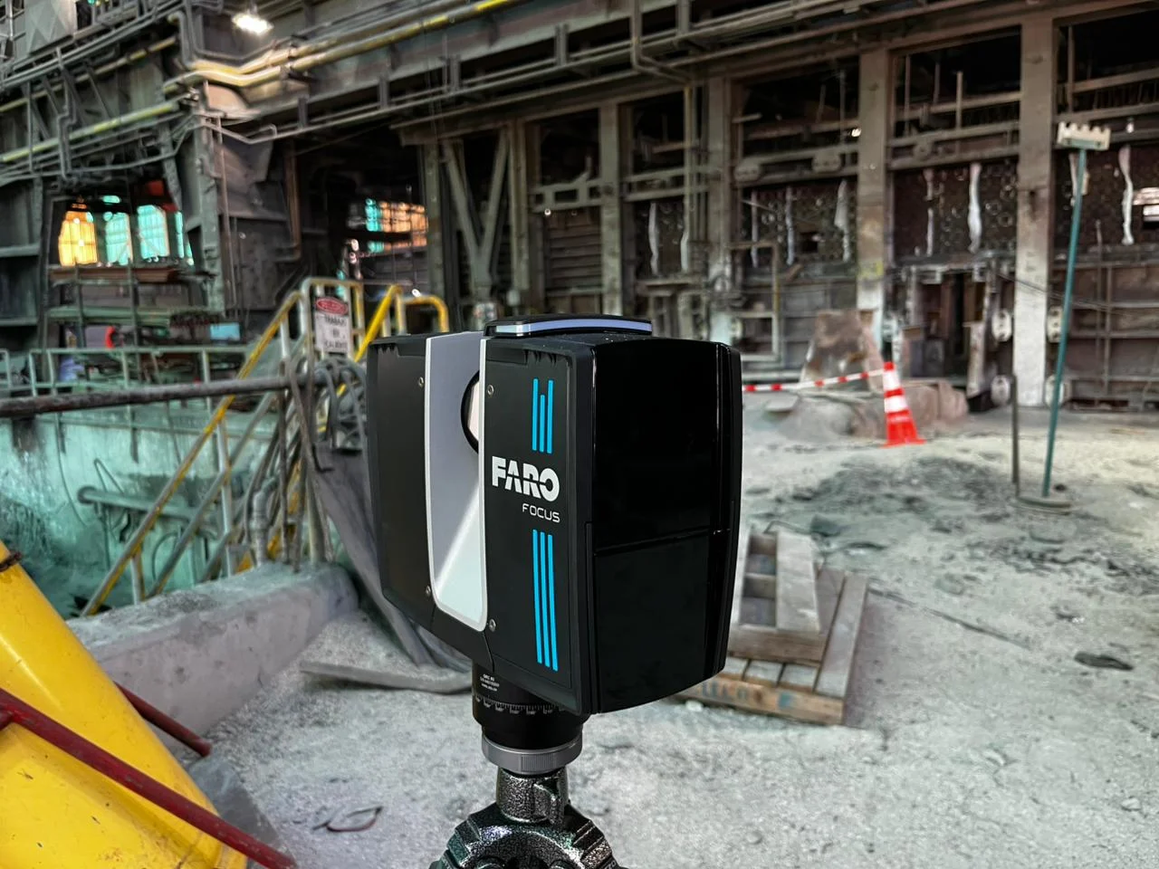 Escáner láser FARO Focus capturando datos 3D en fundición de cobre - AS-BUILT 3D Chile