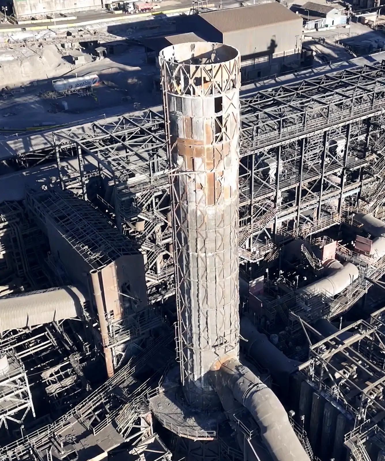 Vista aérea de la chimenea CPS y las estructuras que la rodean