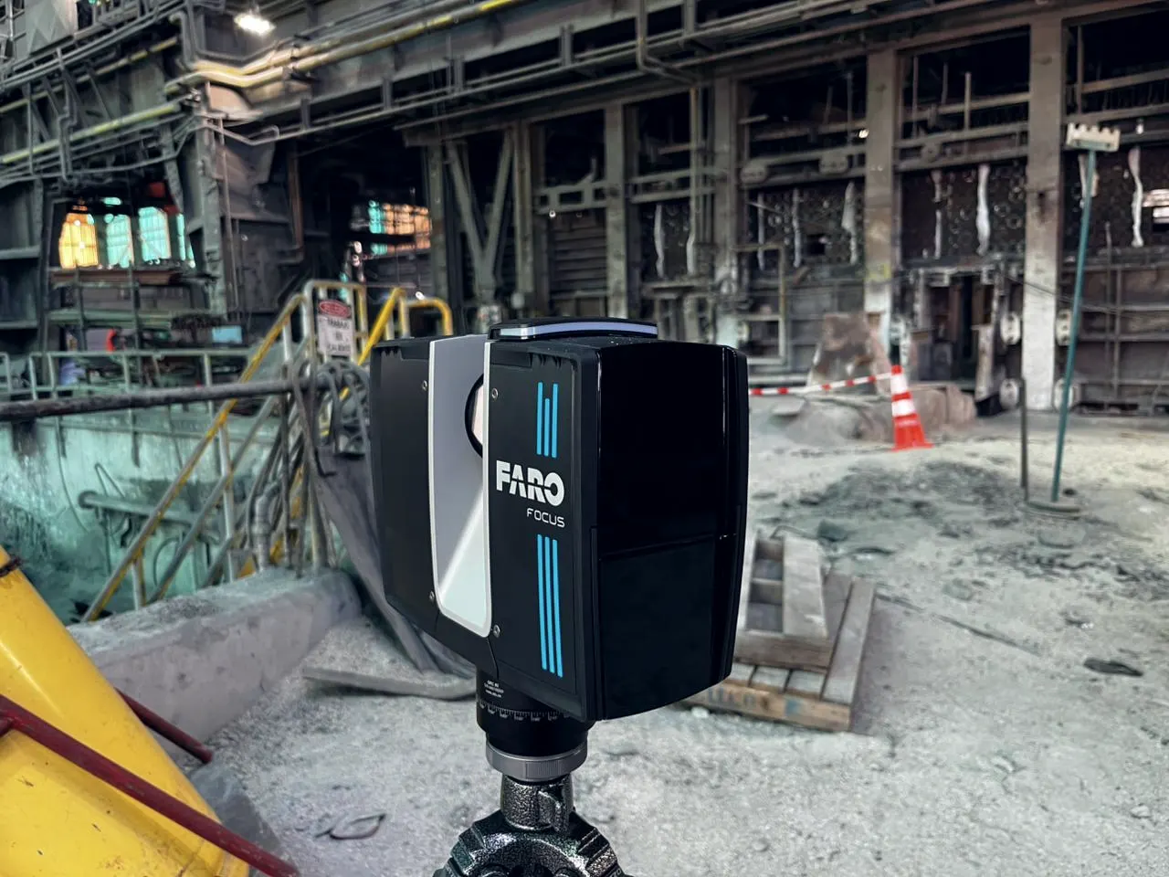 Escáner FARO Focus sobre trípode en una nave de fundición